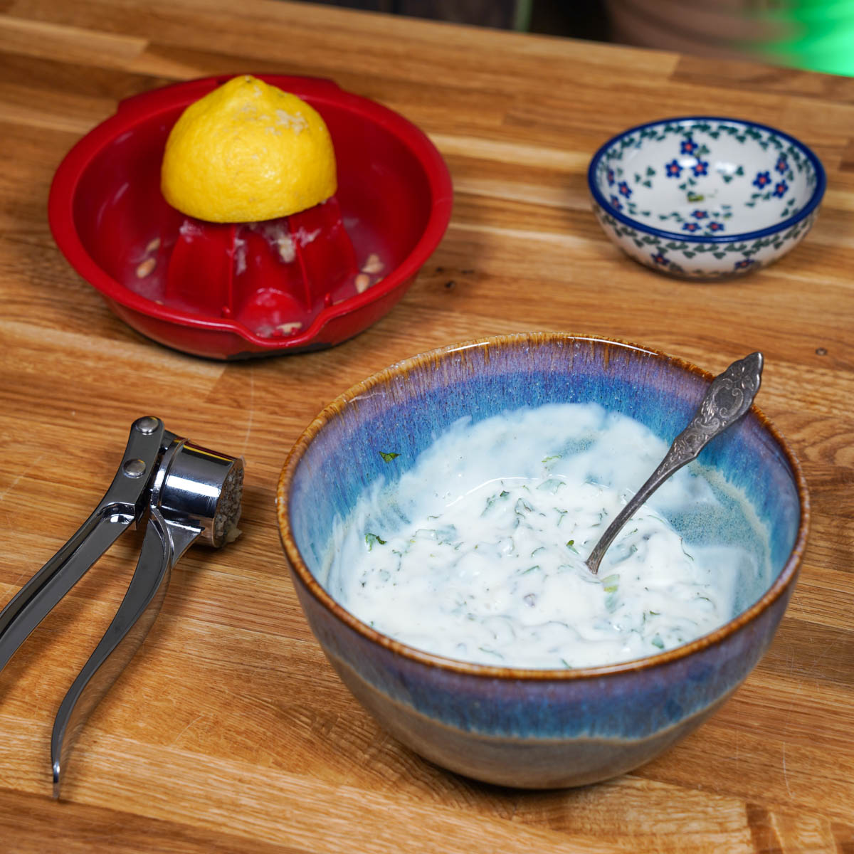 Zubereitung des Dips mit Sojajogurth