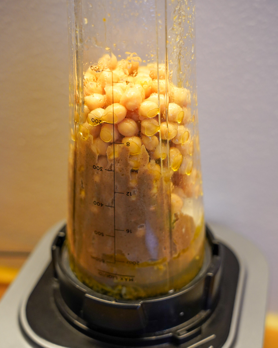Alle Zutaten für das Hummus in einen Mixer geben