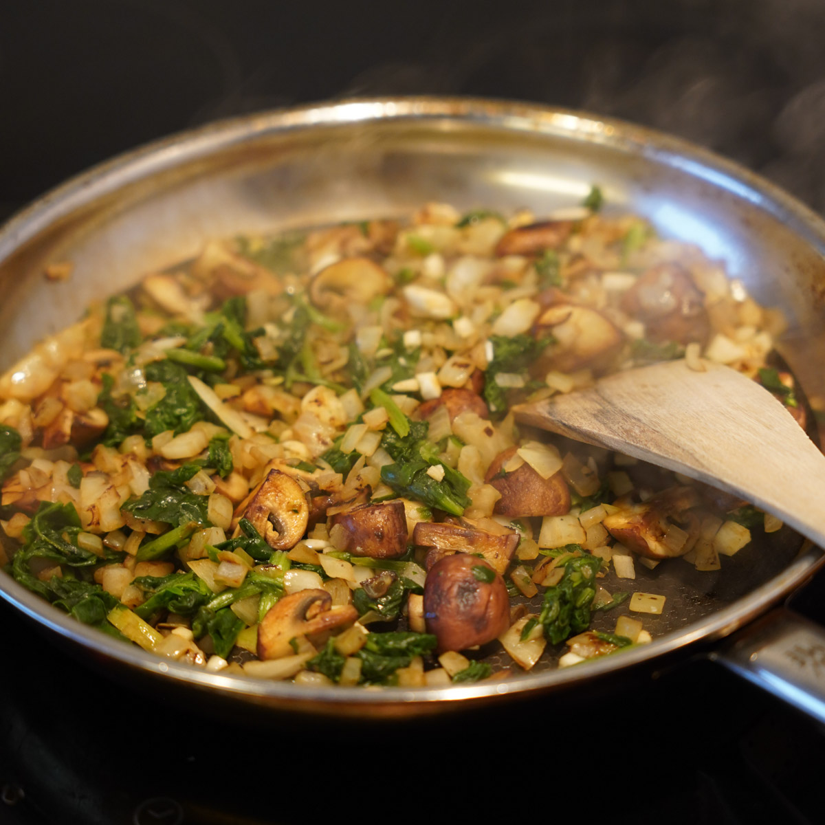 Anbraten von Gemüse in einer Pfanne