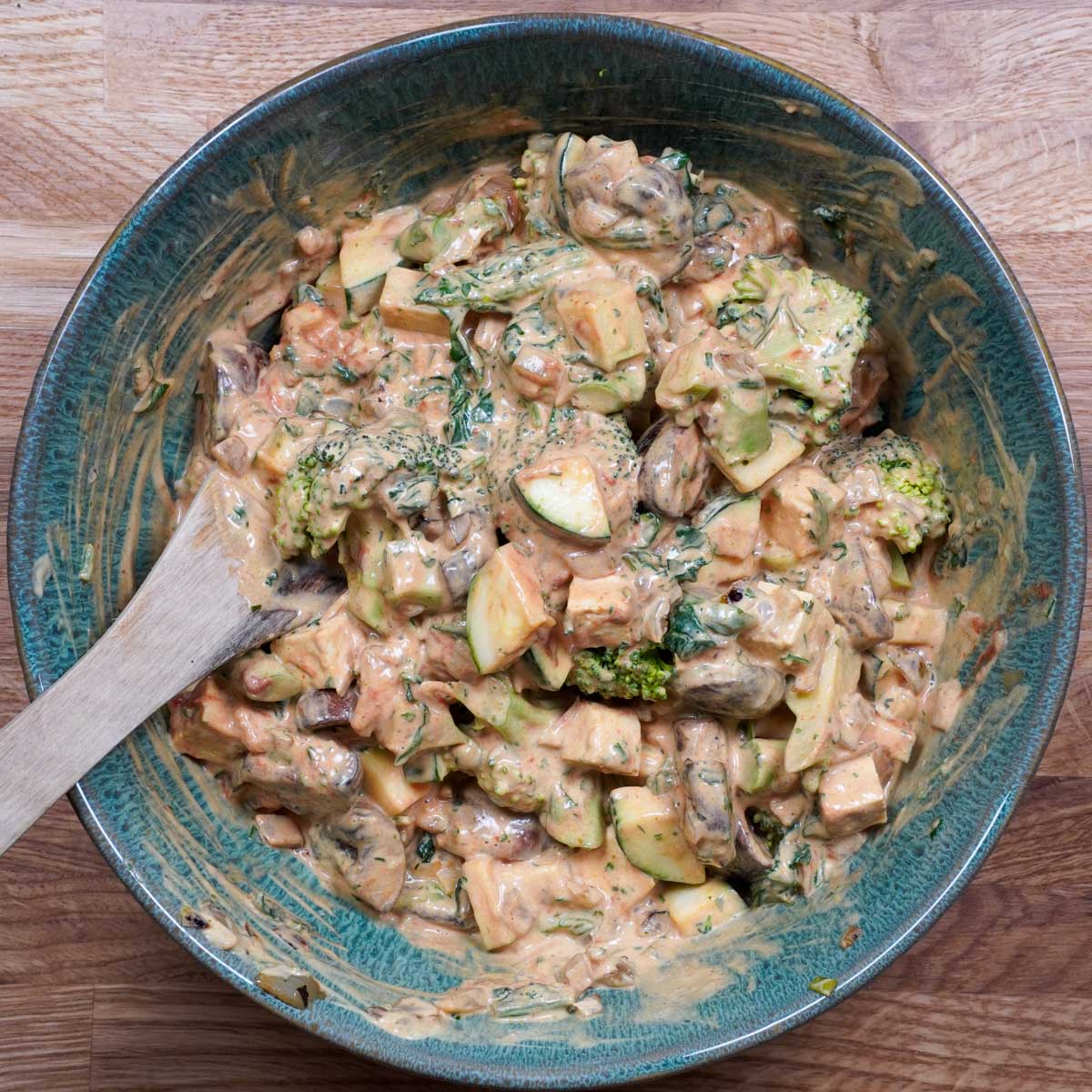 Vermengen von Gemüse, Tofu und der Marinade in einem großen Topf