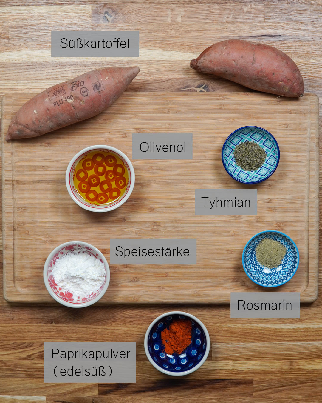 Zutaten für Süßkartoffelpommes in der Draufsicht