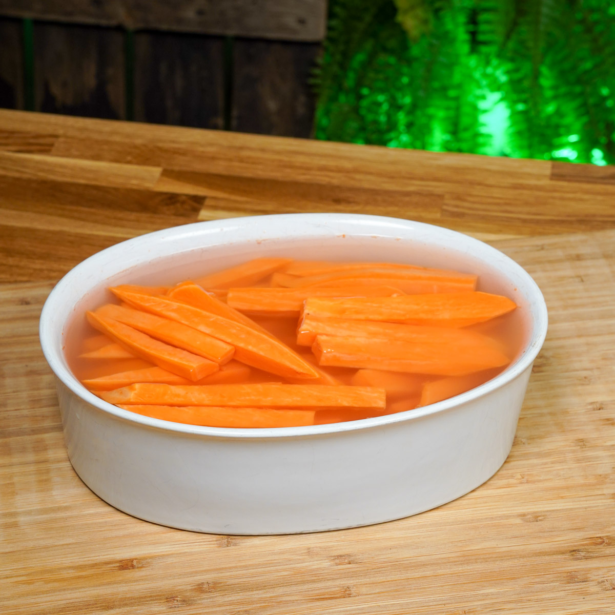 Süßkartoffel nach dem Schneiden in Wasser eingelegt, Schritt 1