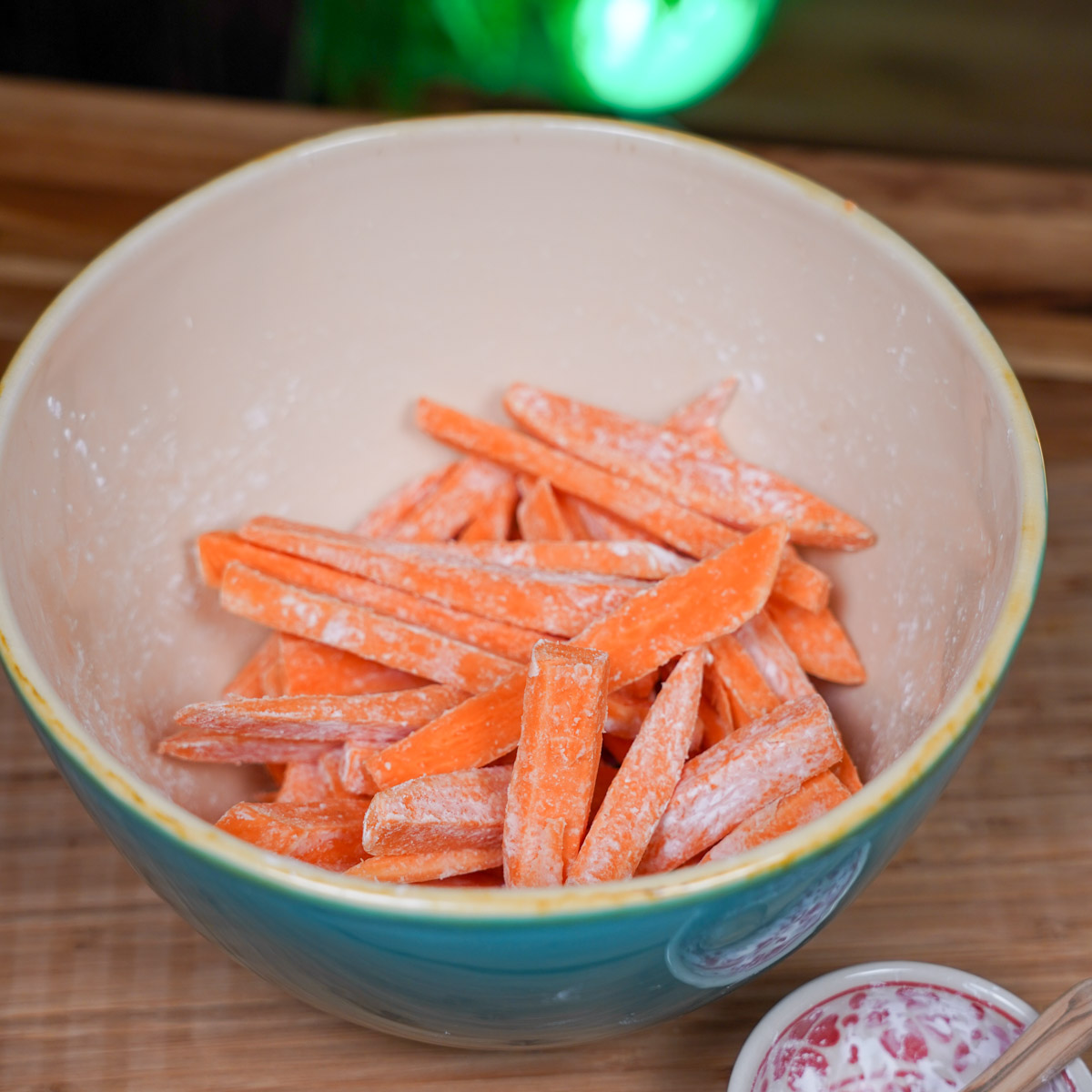 Süßkartoffelstreifen mit Speisestärke bepudert, Schritt 2
