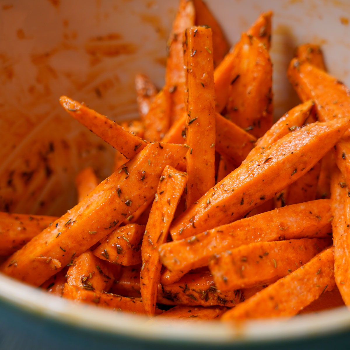 Marinierte Süßkartoffelstreifen in einer Schüssel, Schritt 3