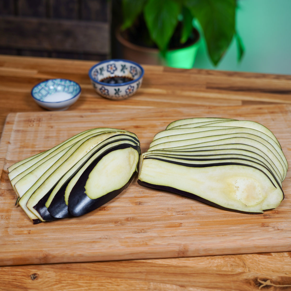 Vorbereiten der Zutaten für die veganen Grillspieße