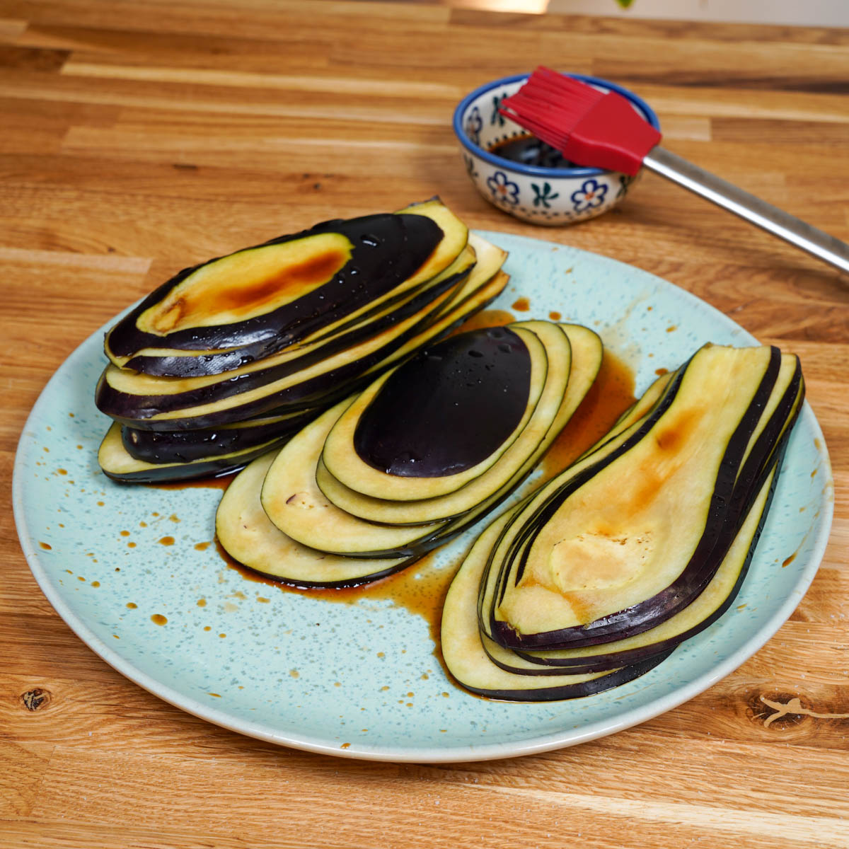 Bestreichen der Aubgerine mit Ketjap Manis