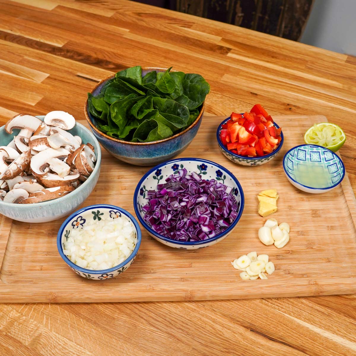 Zutaten für die vegane Buddha Bowl klein geschnitten