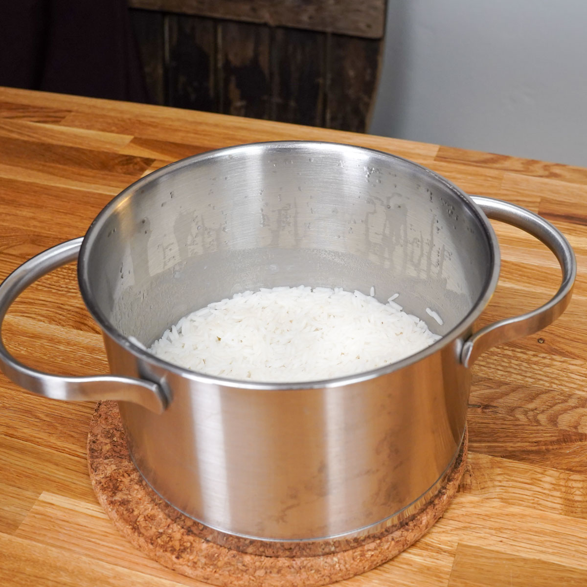 Reis in einem Topf kochen