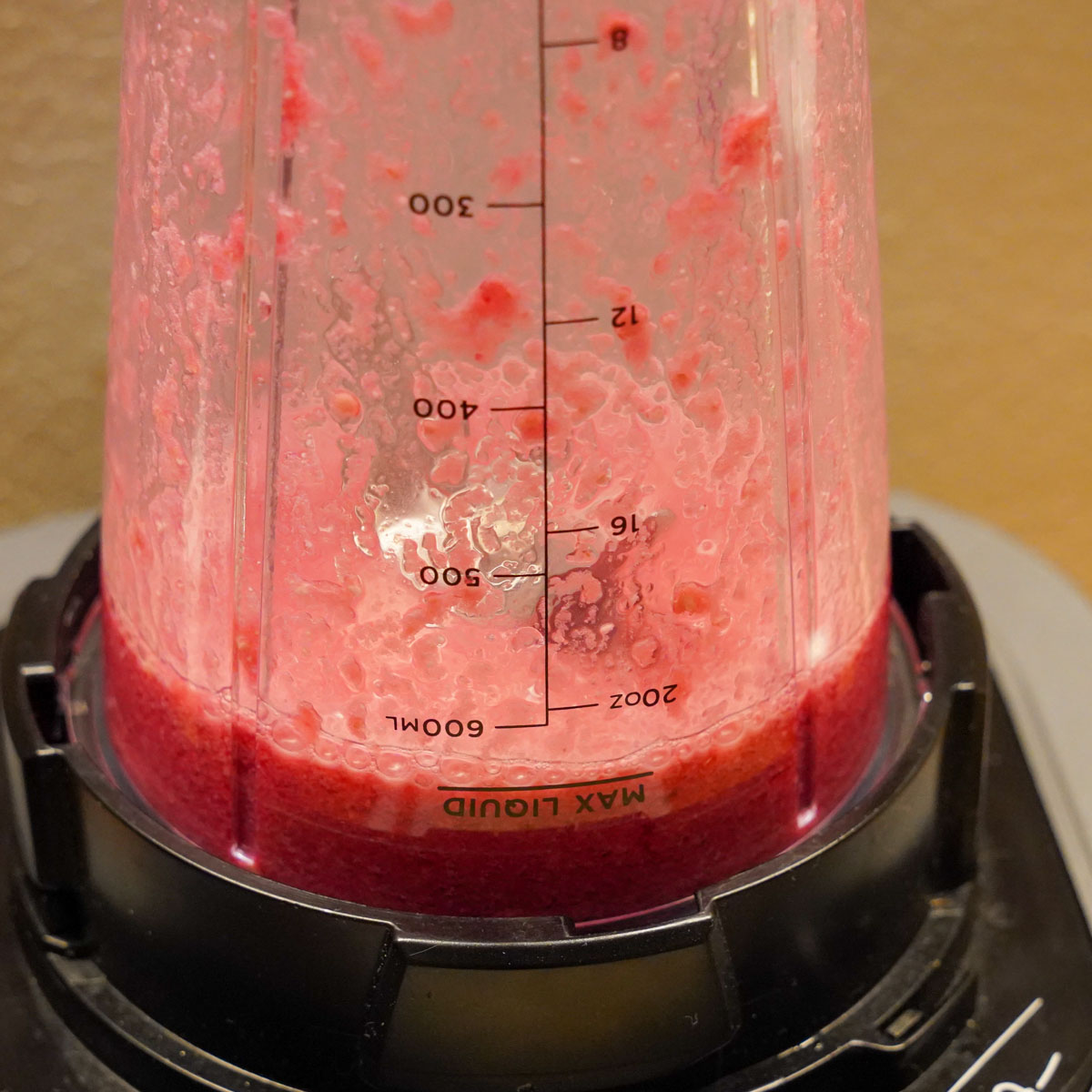 Granatapfelkerne werden im Mixer püriert.