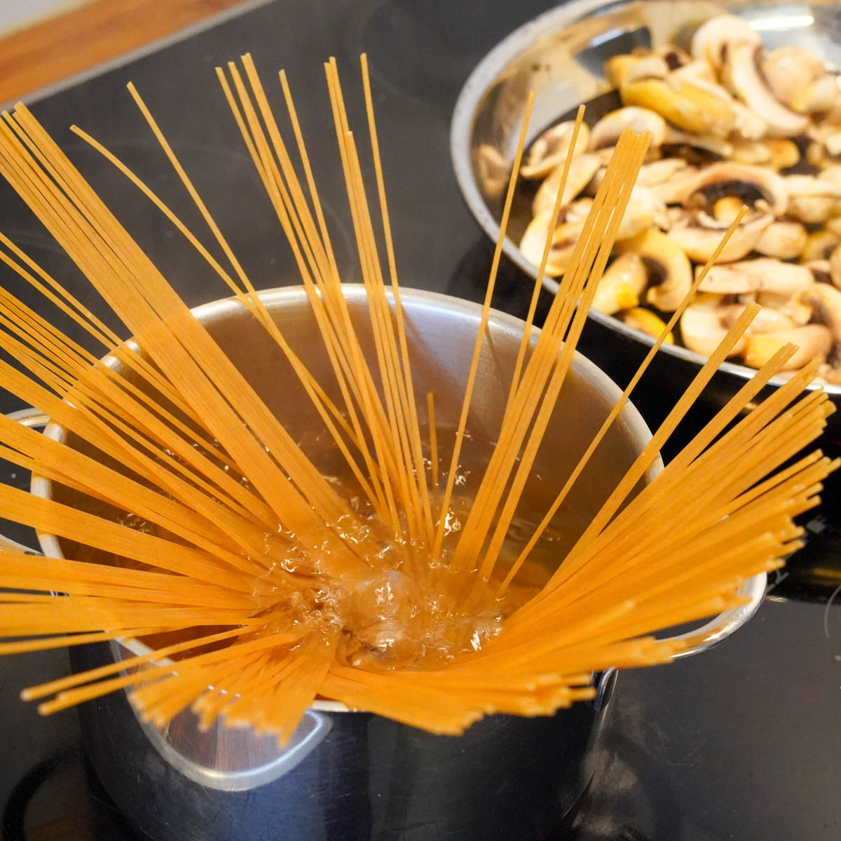 Kochen von Spaghetti in einem Topf mit Salzwasser