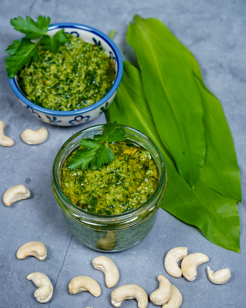 Veganes Bärlauchpesto in kleinen Schüsseln angerichtet, Teaser