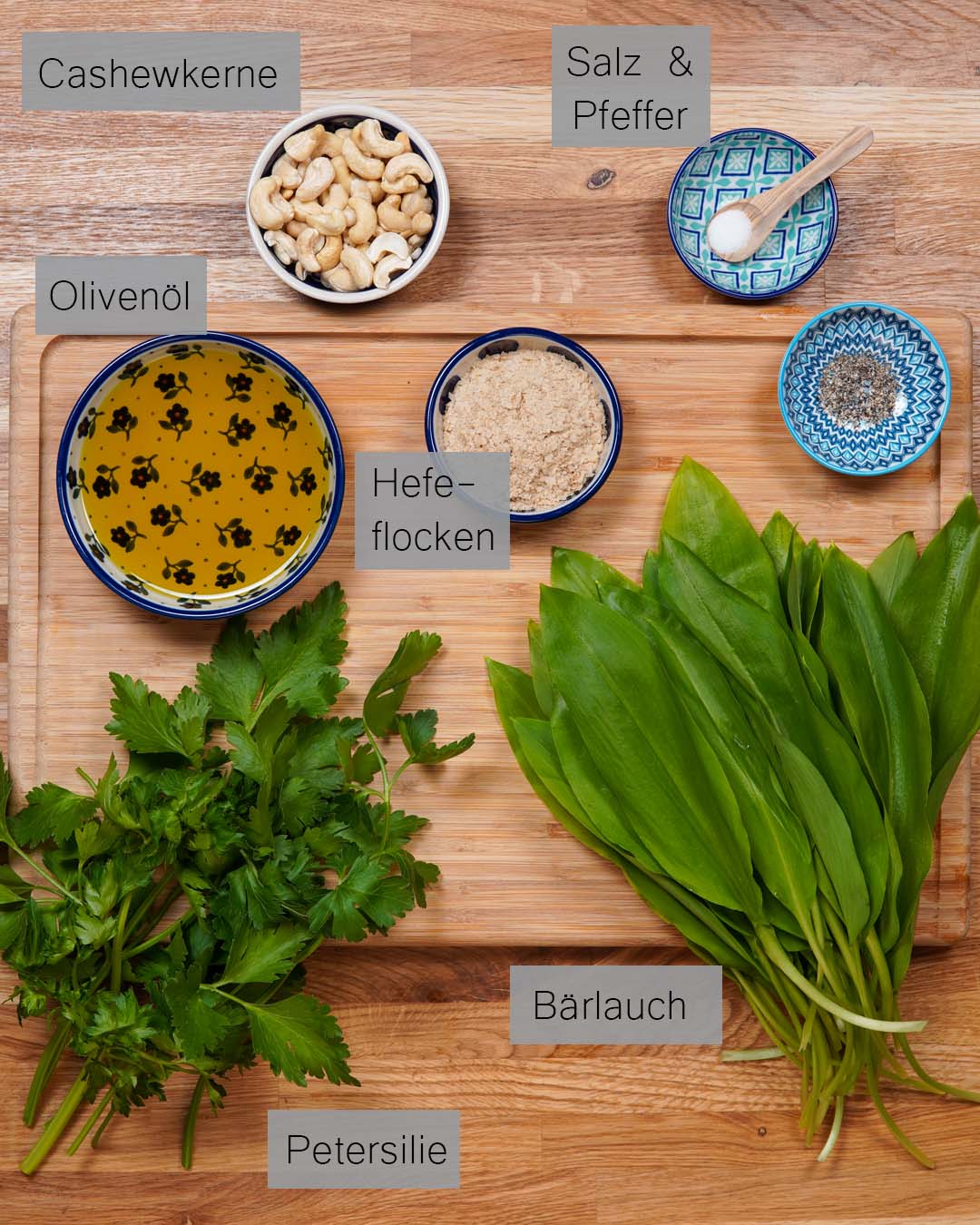 Zutaten für das vegane Bärlauchpesto auf einem Brett in der Draufsicht