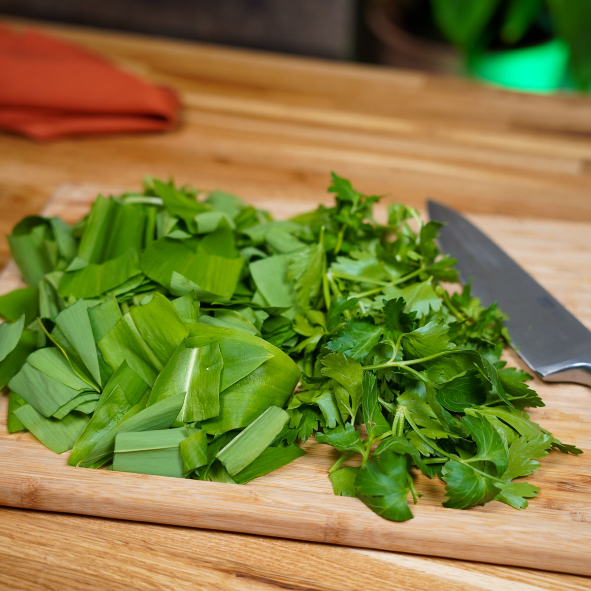 Zutaten für das Pesto kleingeschnitten auf einem Brett