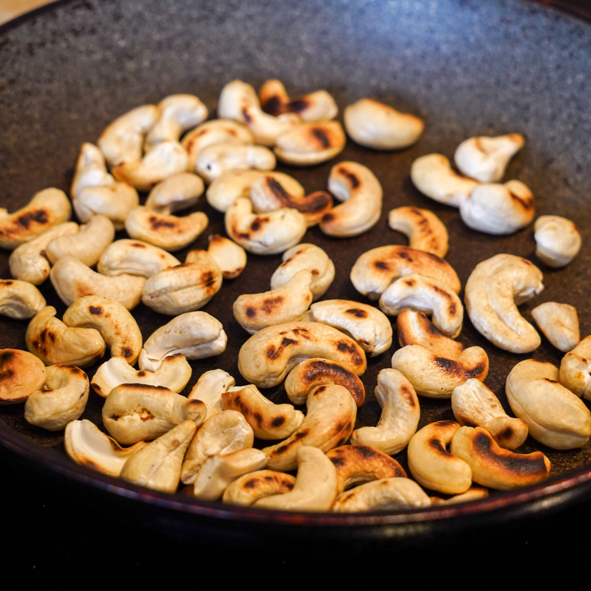 Cashewkerne werden angebraten und bekommen Röstaromen