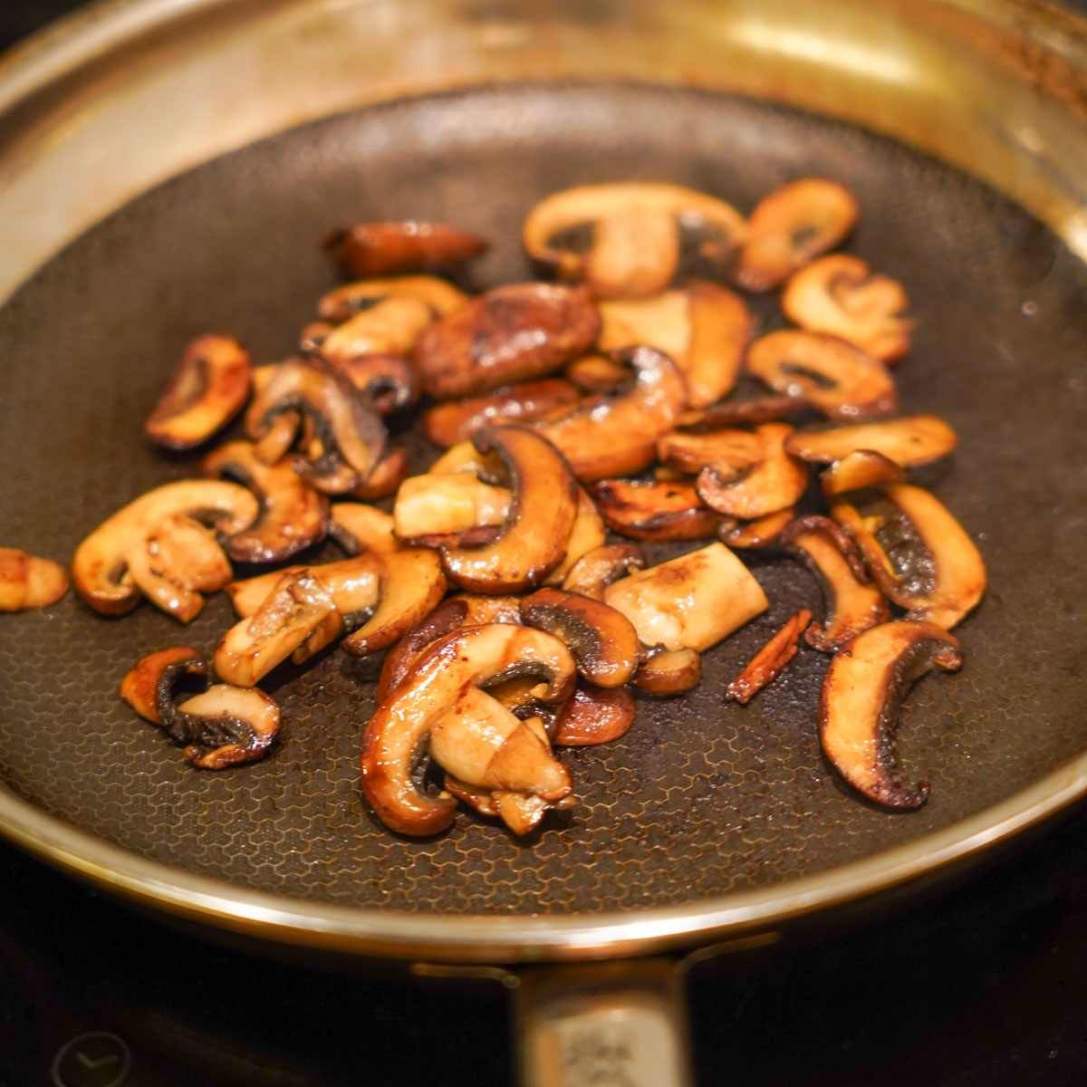 Champignons werden in der Pfanne angebraten