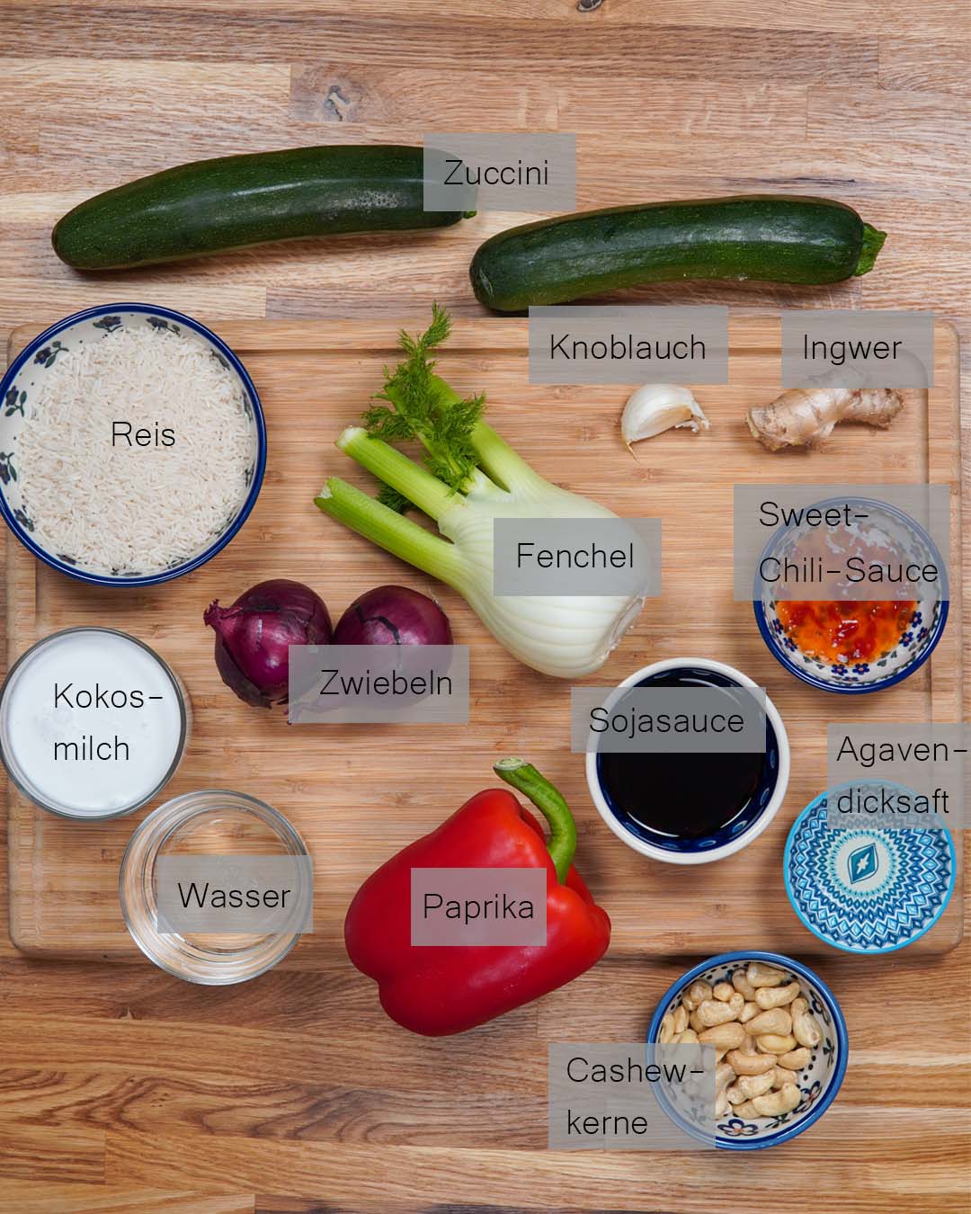 Zutaten für die Fenchelpfanne auf einem Brett in der Draufsicht