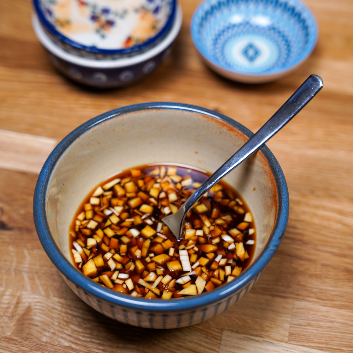 Marinade in einer kleinen Schüssel vermischt