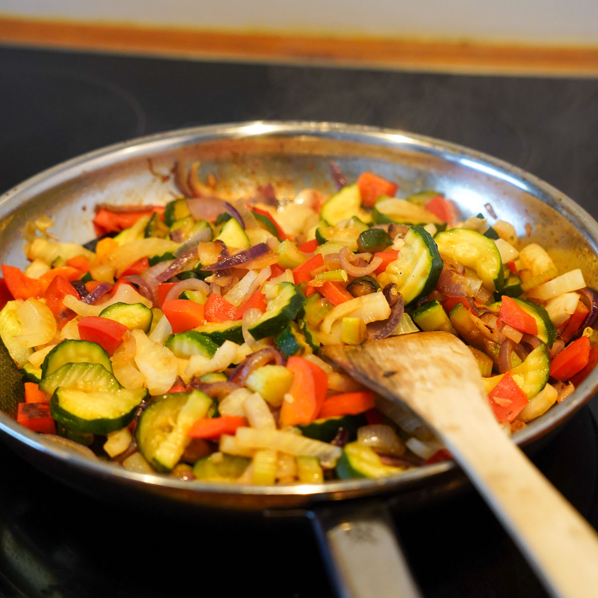 Gemüse wird in einer Pfanne angebraten