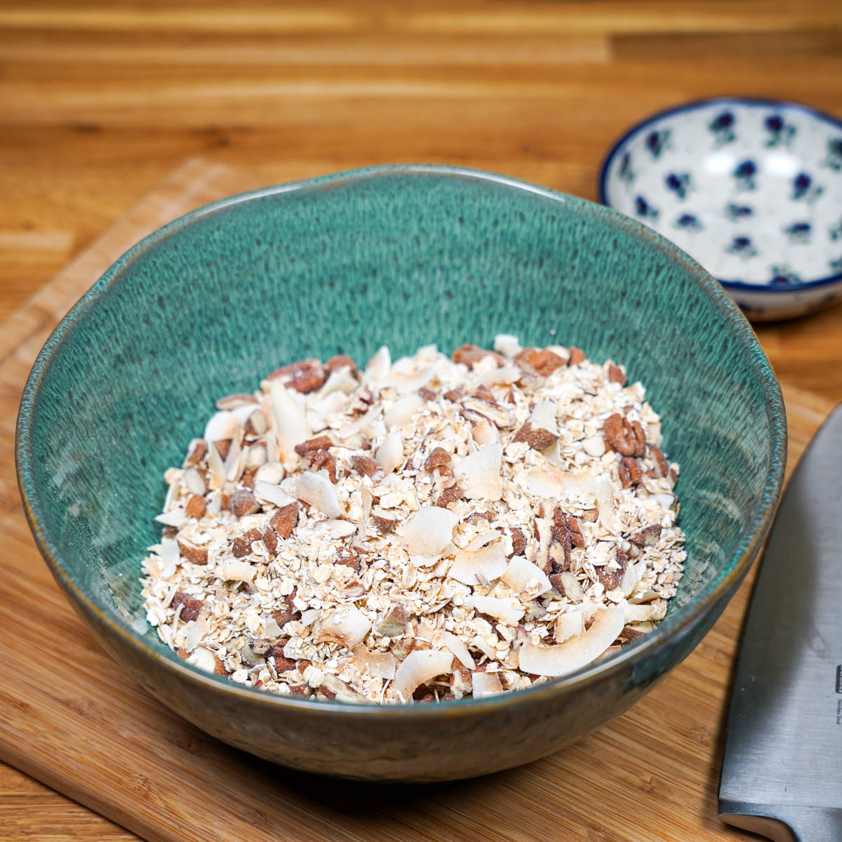 Trockene Zutaten für das vegane Granola in einer Schüssel vermengt