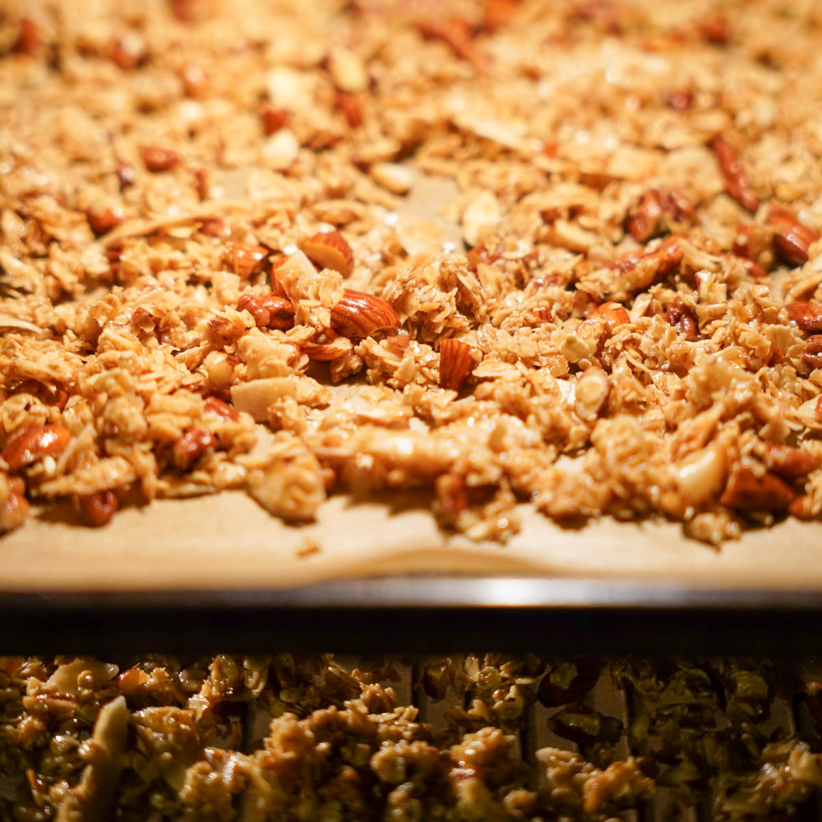 Granola wird im Backofen gebacken