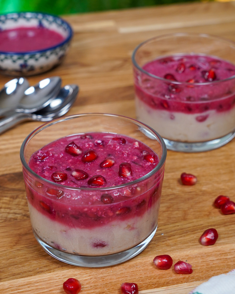 Veganer Grießbrei in kleinen Schüsselchen mit Granatapfel angerichtet, teaser