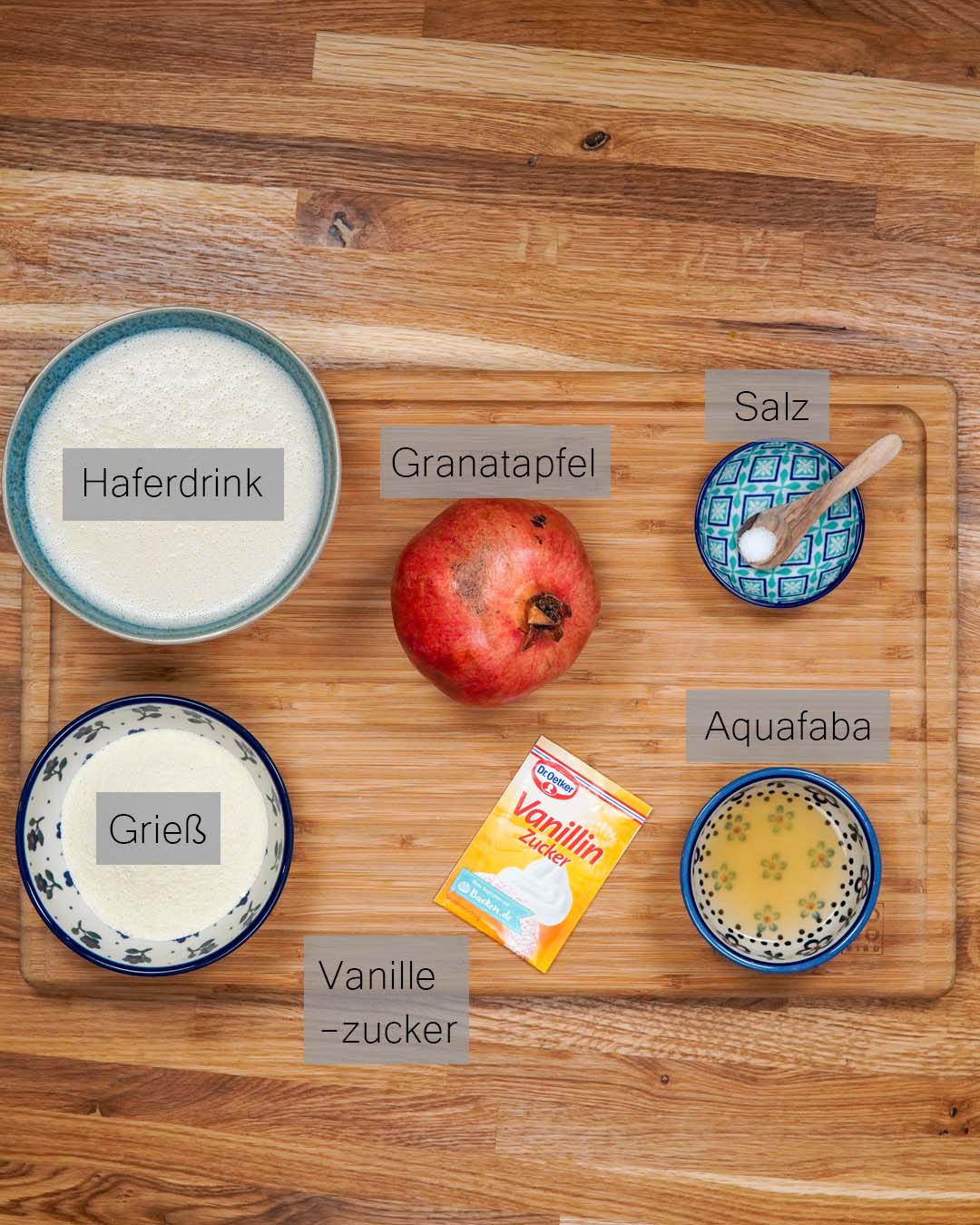 Zutaten für den veganen Grießbrei in der Draufsicht