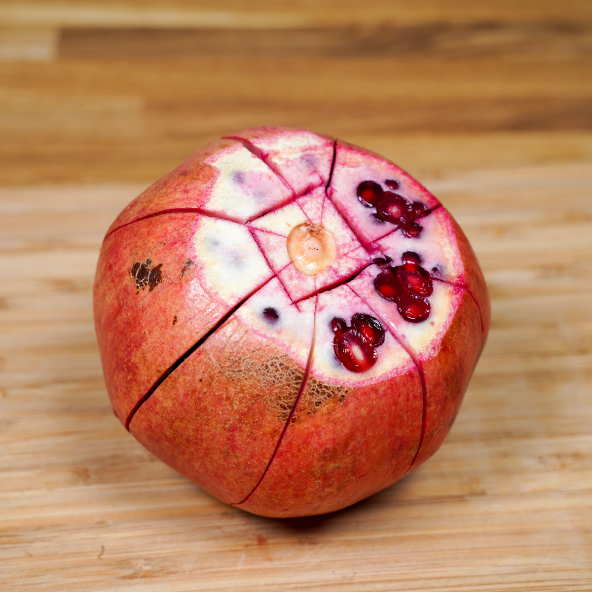 Granatapfel eingeschnitten, um die Kerne später einfacher entnehmen zu können.