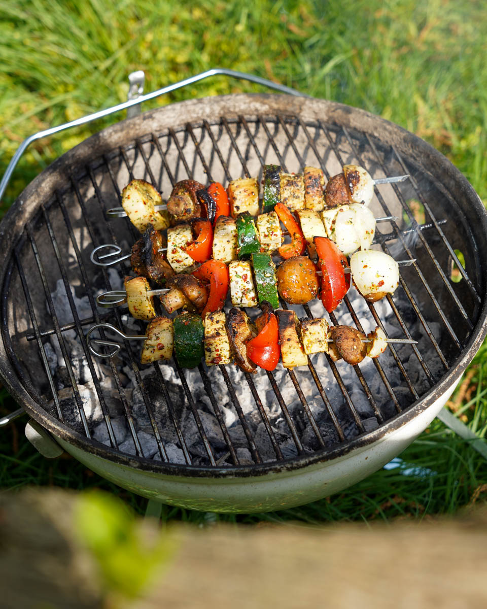 Grillspieße vegan auf dem Grill im Sonnenschein, Teaser