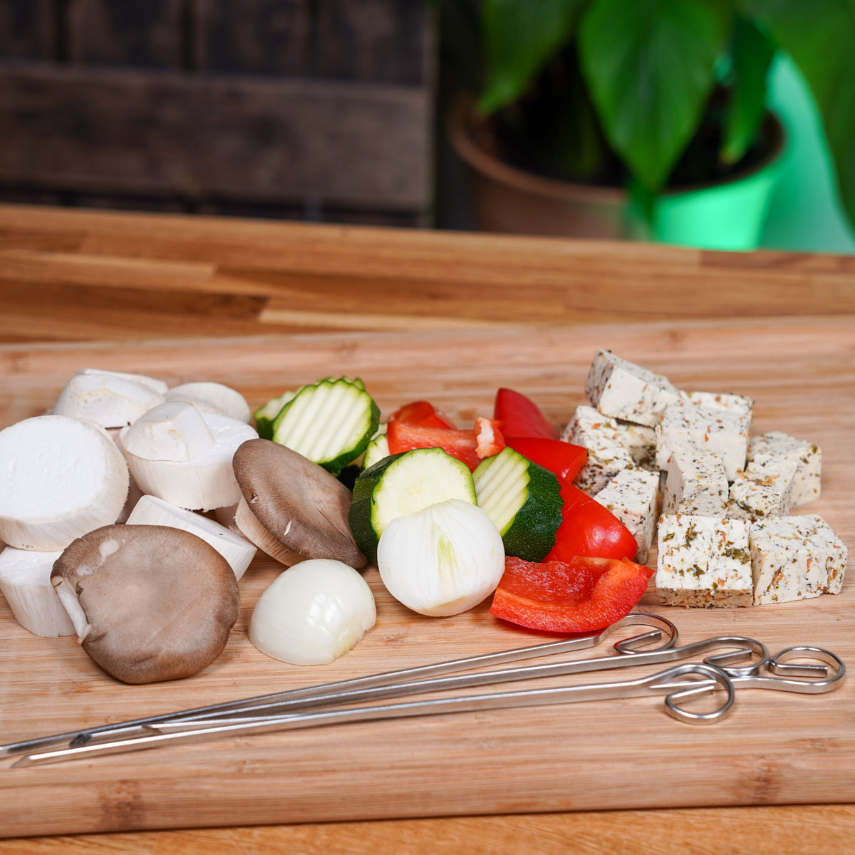 Vorbereitung der Zutaten für die Grillspieße