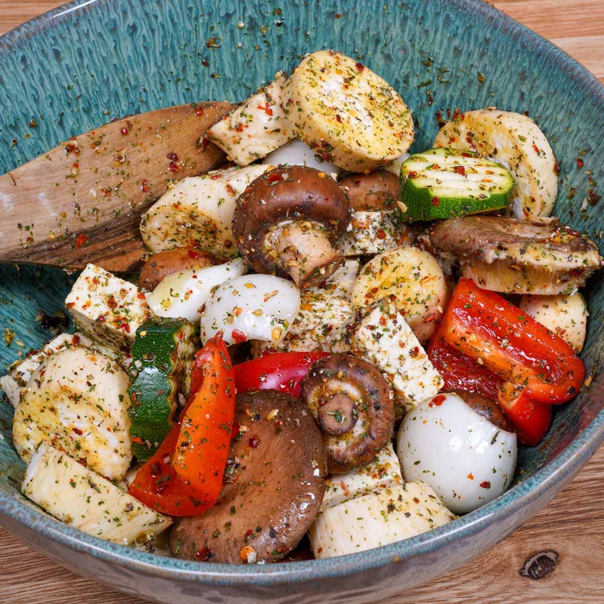 Marinieren des Gemüses für die veganen Grillspieße in einer Schüssel