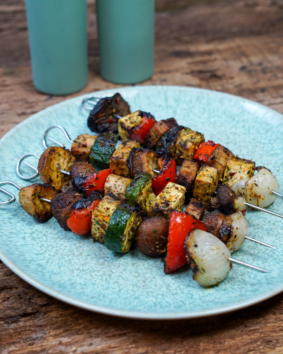 Gegrillte vegane Gemüsespieße angerichtet auf einem Teller