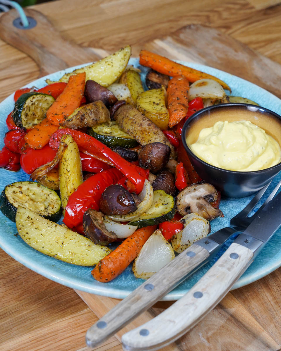 Ofengemüse mit selbstgemachter Majo auf einem Teller angerichtet, teaser