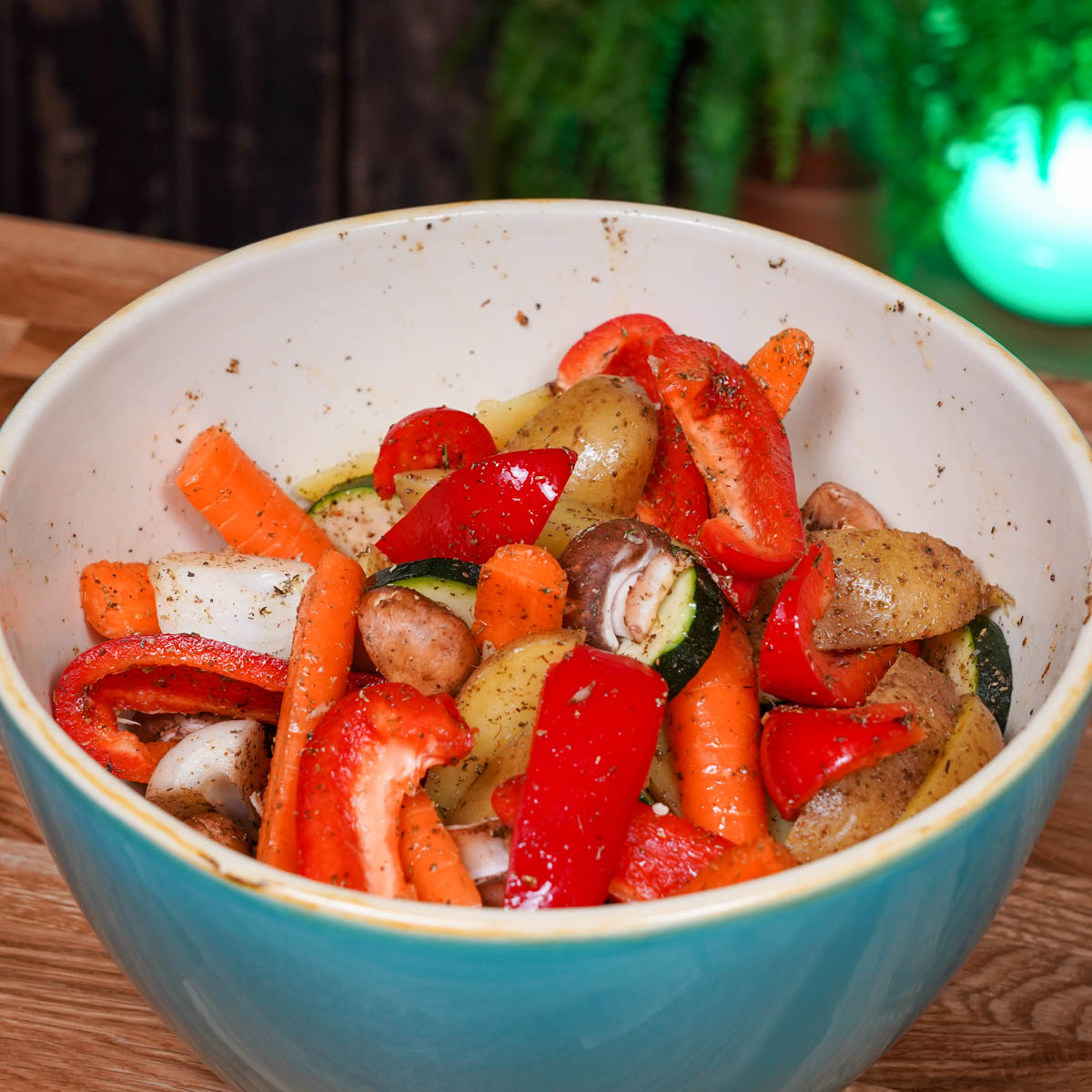 Ofengemüse wird in einer Schüssel mariniert