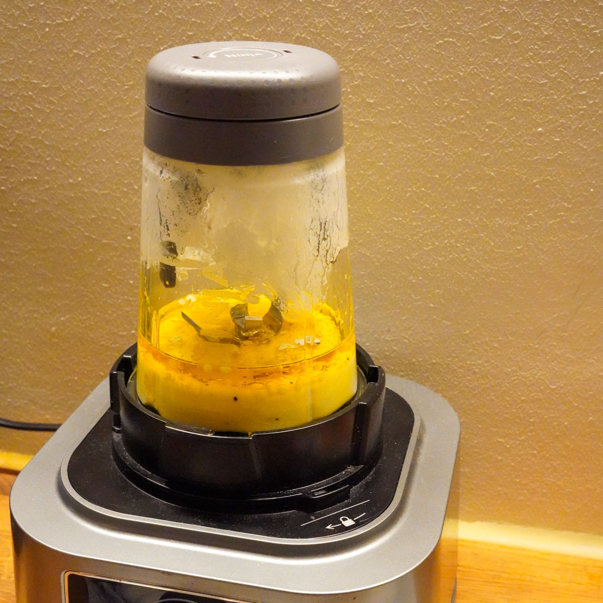 Zutaten für die vegane Majo in einem Mixer