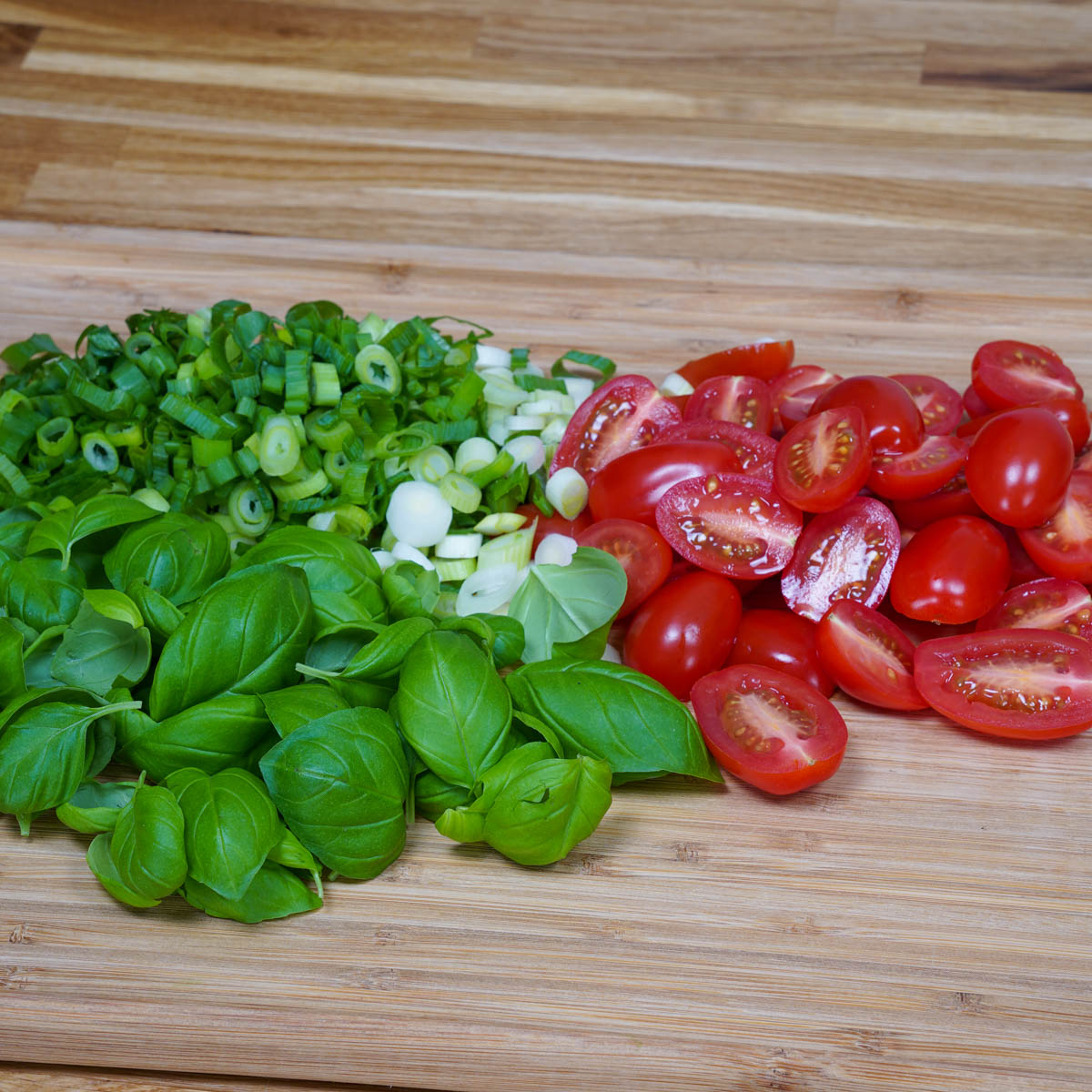 Zutaten klein geschnitten auf einem Brett