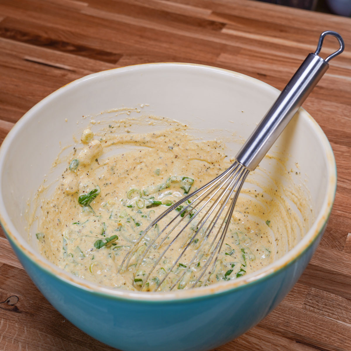 Flüssige Masse mit Seidentofu in einer Schüssel vermengt.