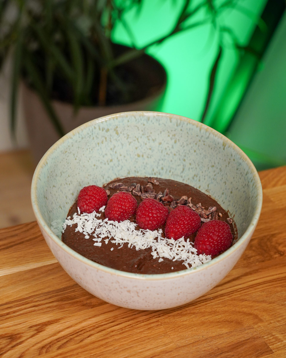 Schoko Bananen Bowl in einer Schüssel angerichtet, teaser