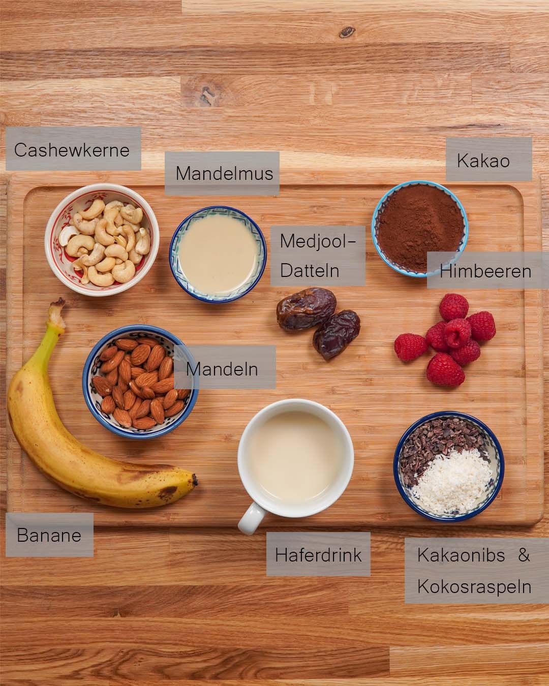 Zutaten für die vegane Schoko Bowl in der Draufsicht