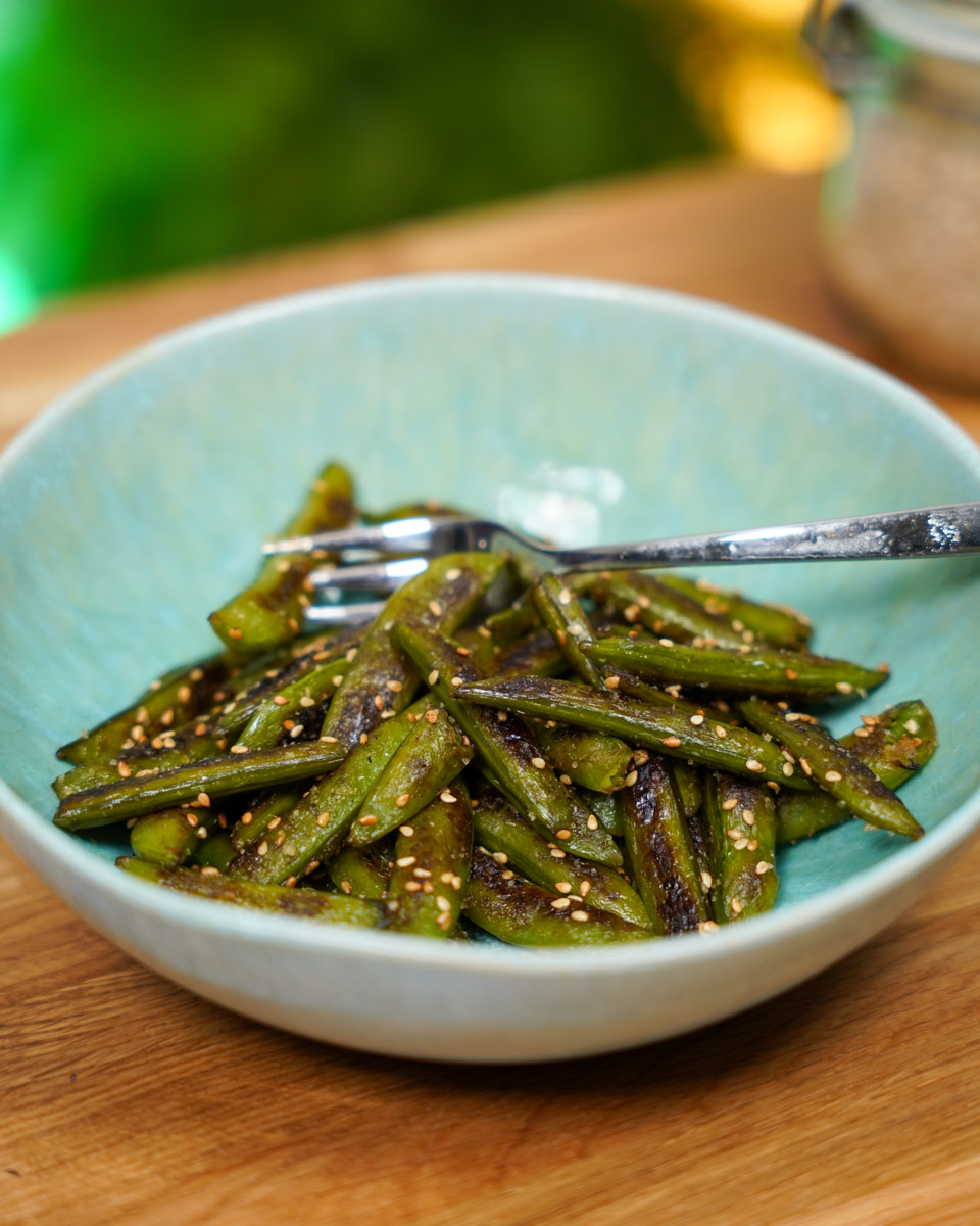 Zuckererbsenschoten in einem Teller angerichtet, Teaser
