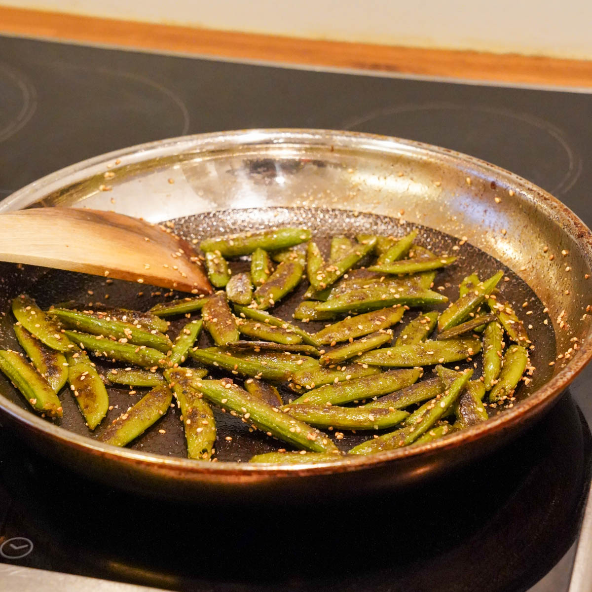Zuckererbsenschoten werden in der Pfanne angebraten
