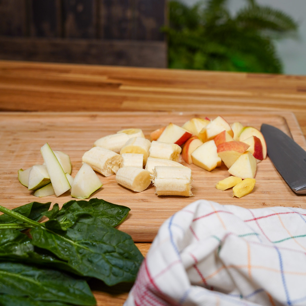 Zutaten für den grünen veganen Smoothie auf einem Brett klein geschnitten