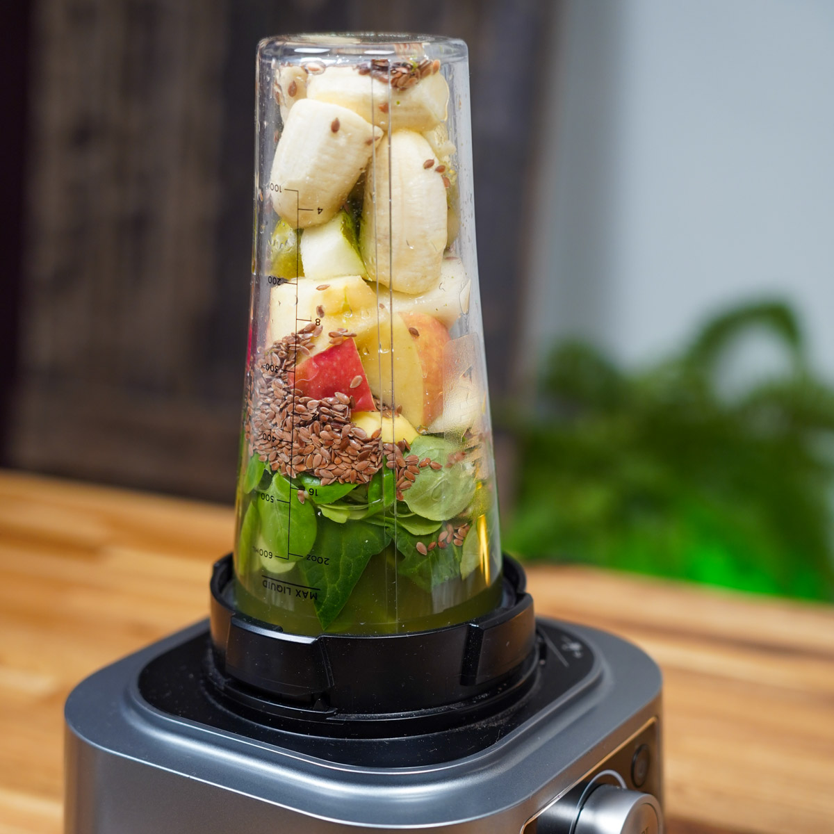 Zutaten für den grünen veganen Smoothie in einem Hochleistungsmixer.