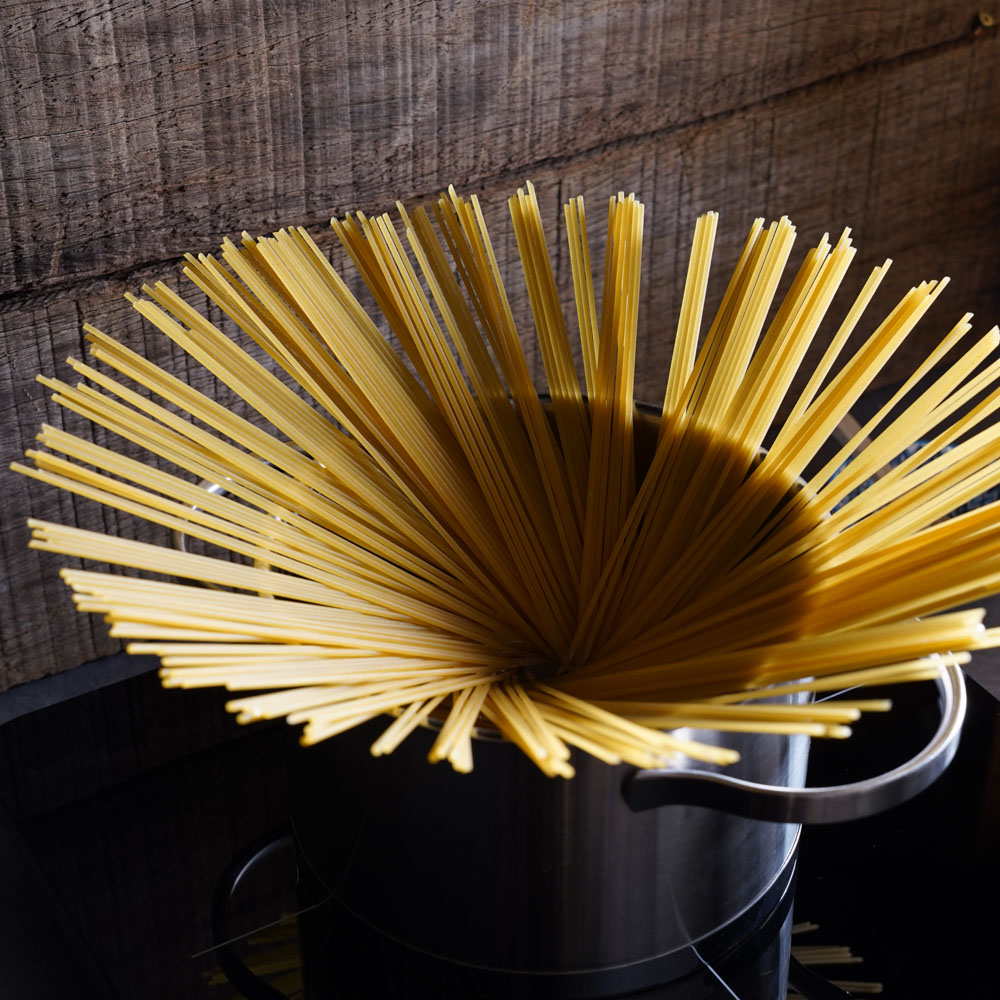 Spaghetti im Kochtopf. Spaghetti im Kochtopf.