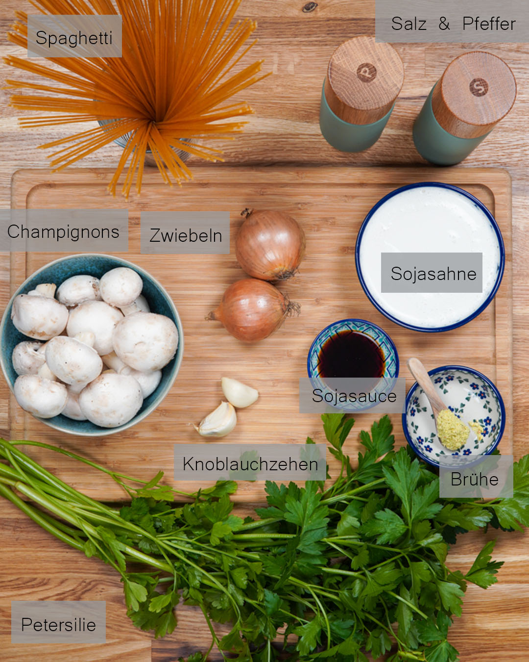 Zutaten für Spaghetti mit Champignonssauce vegan in der Draufsicht