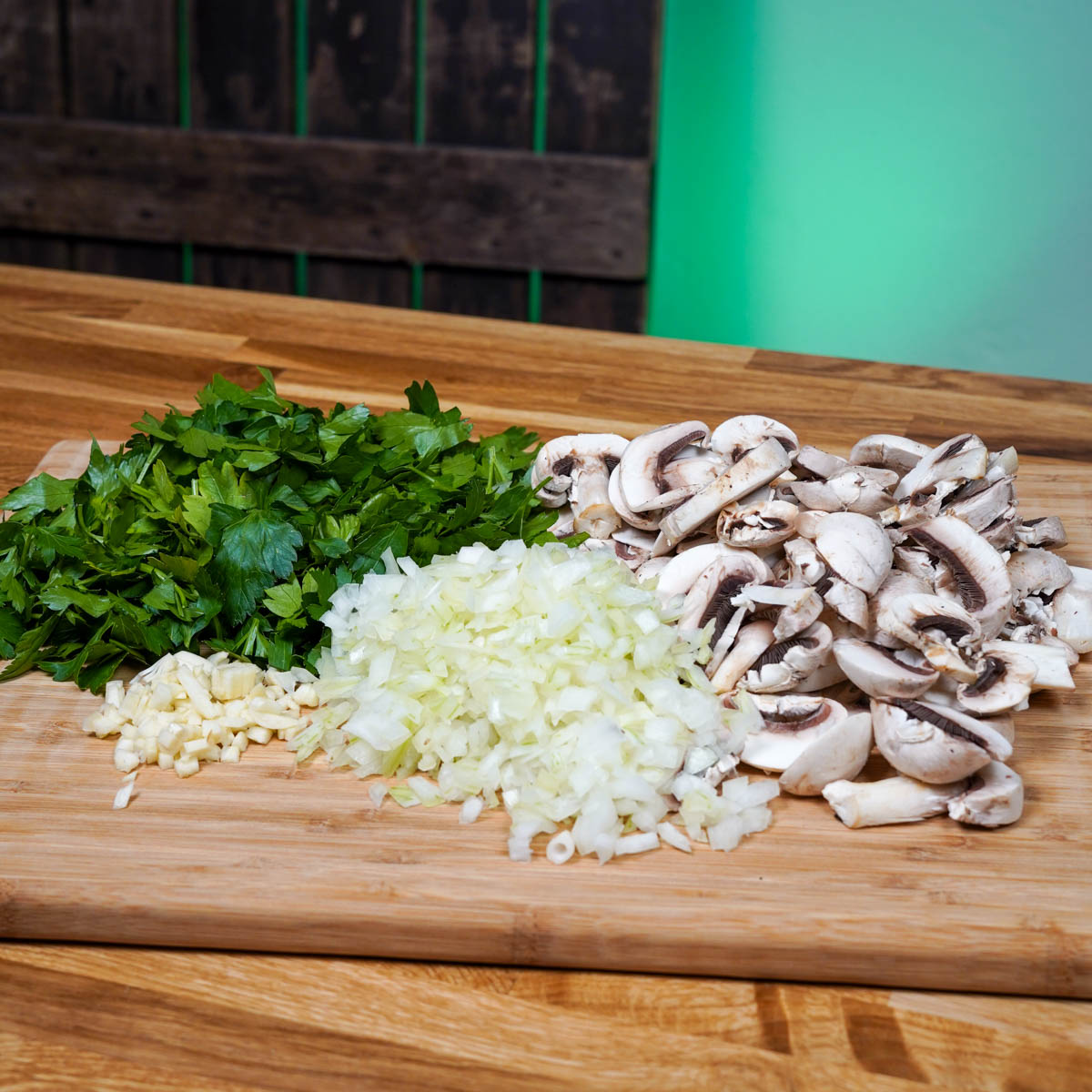 Vorbereitung der Zutaten für die Champignonsauce