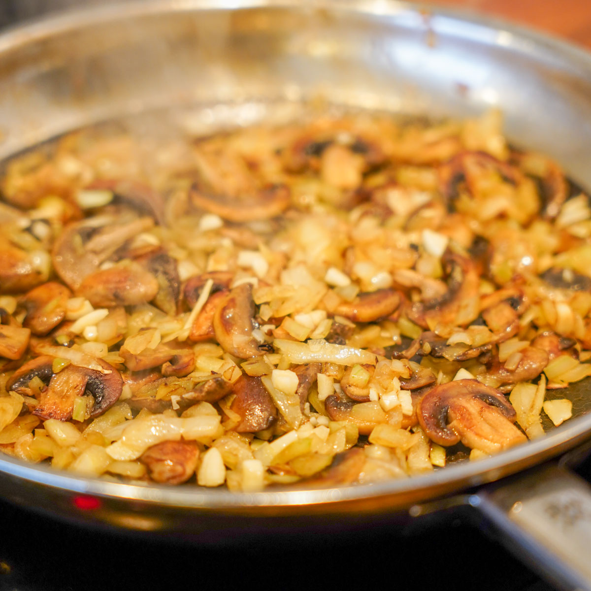 Gemüse anbraten in einer Pfanne