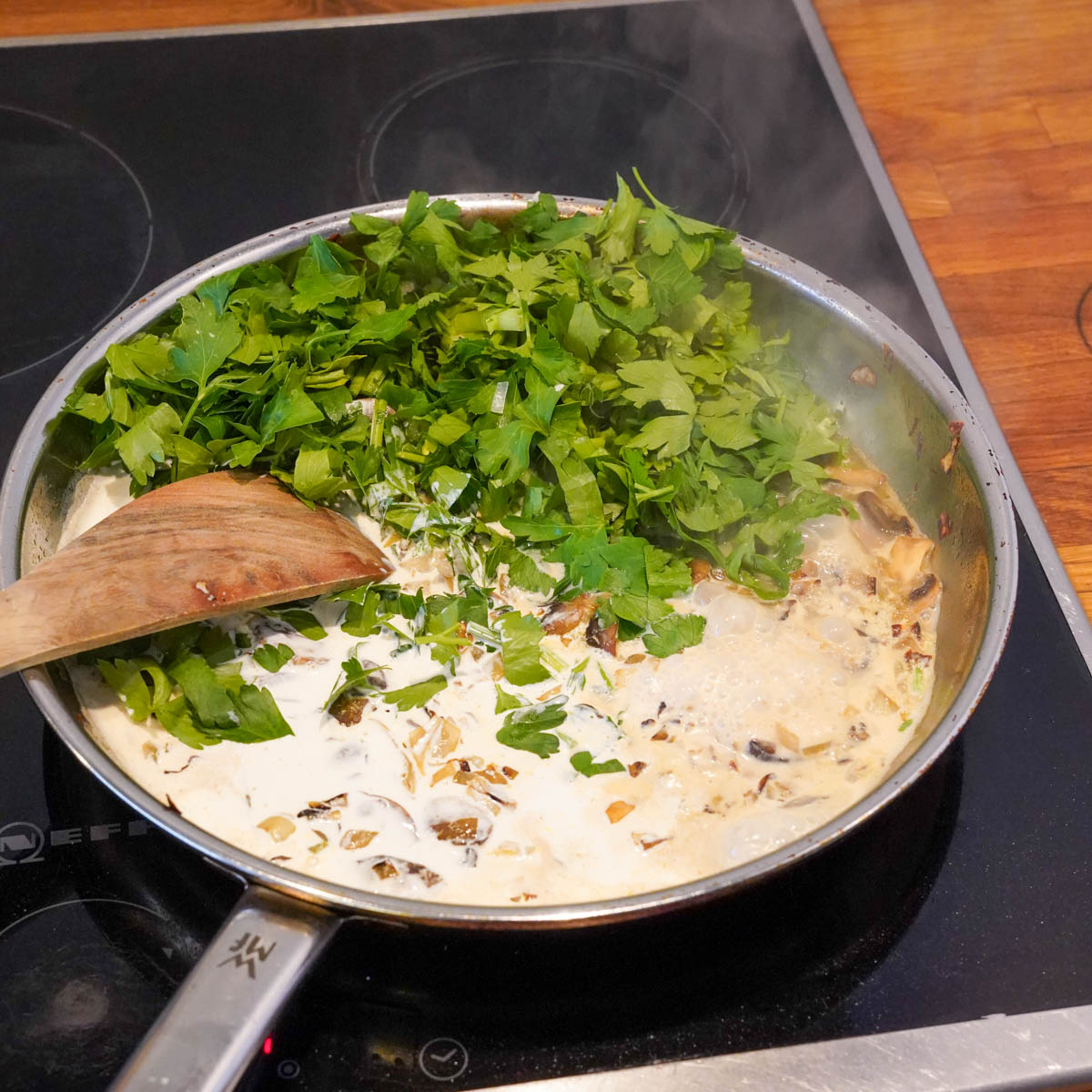 Ablöschen des angebratenen Gemüses mit Sojasahne