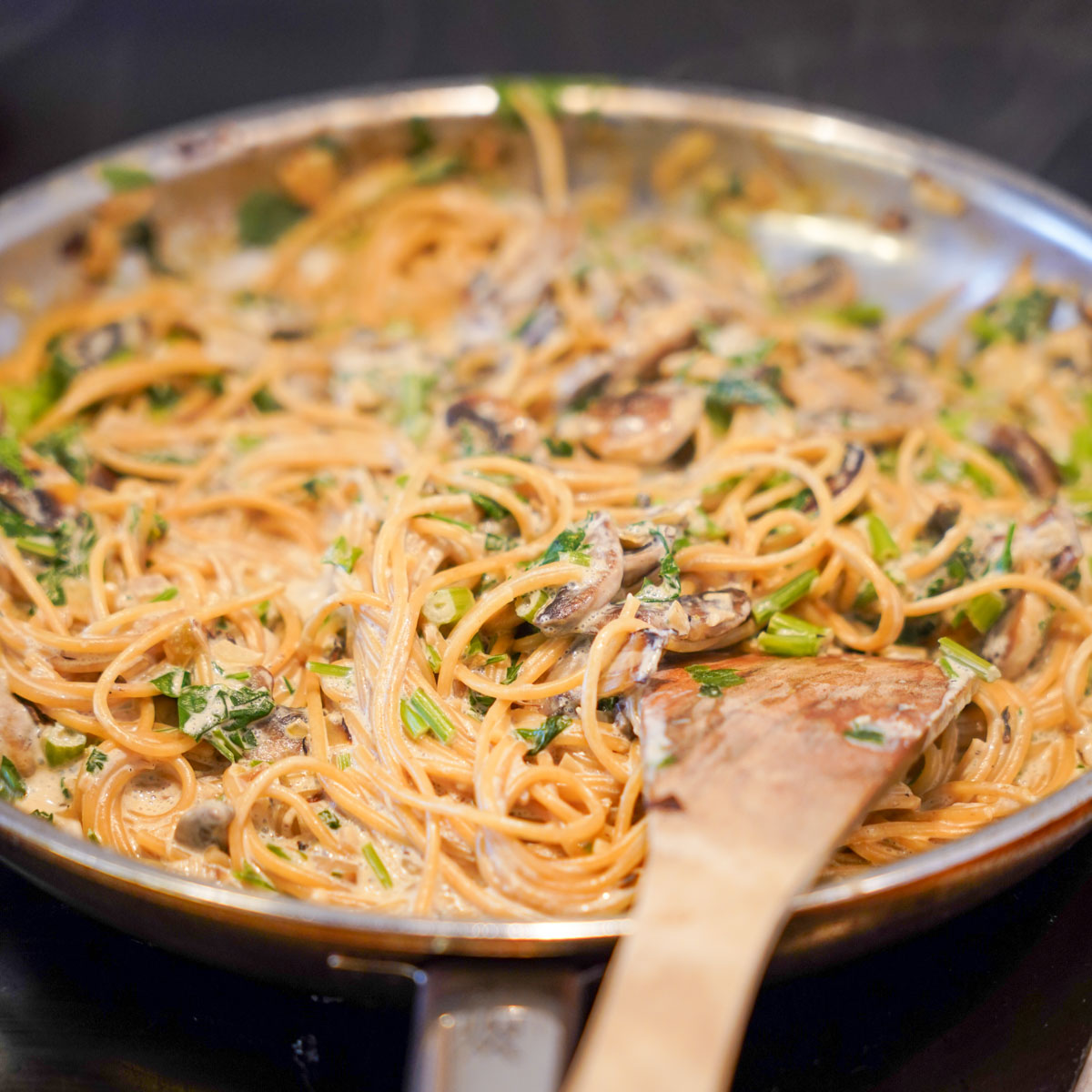 Spaghetti in die Pfanne geben und alle Zutaten nochmal ziehen lassen