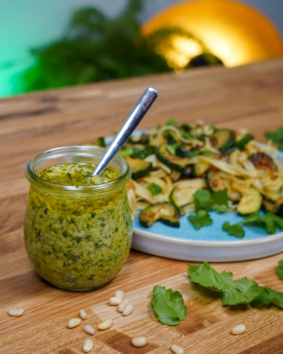 Thaipesto mit gebratenen Spaghetti und Gemüse auf einem Teller, teaser
