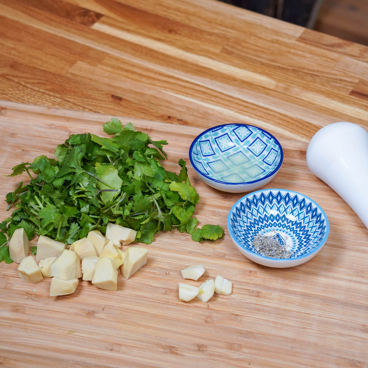 Vorbereiten der Zutaten für das Pesto